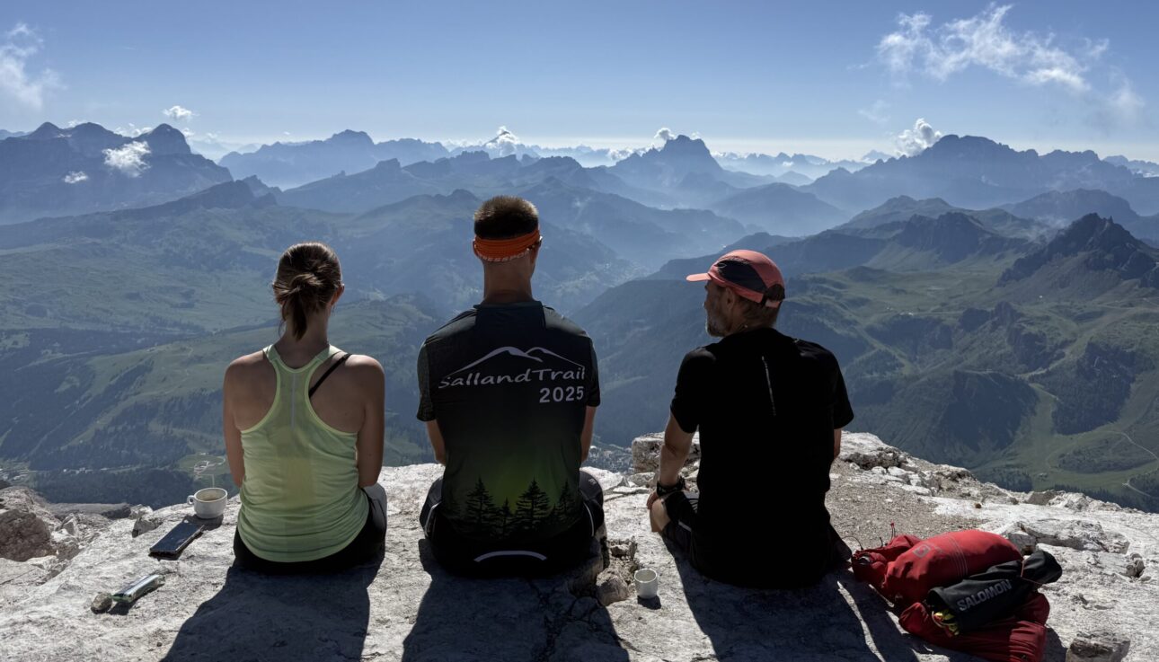 Trailrunner herstelt in de bergen tijdens een alpinerun.