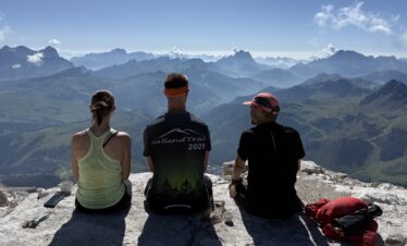 Trailrunner herstelt in de bergen tijdens een alpinerun.