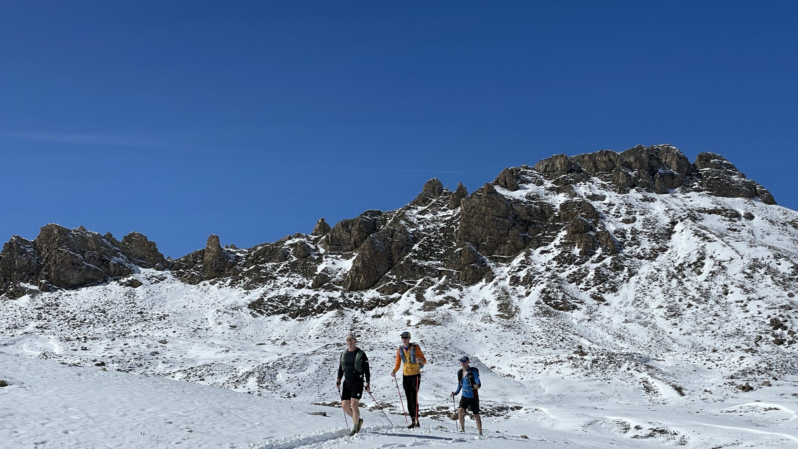 Trailrunners in de sneeuw